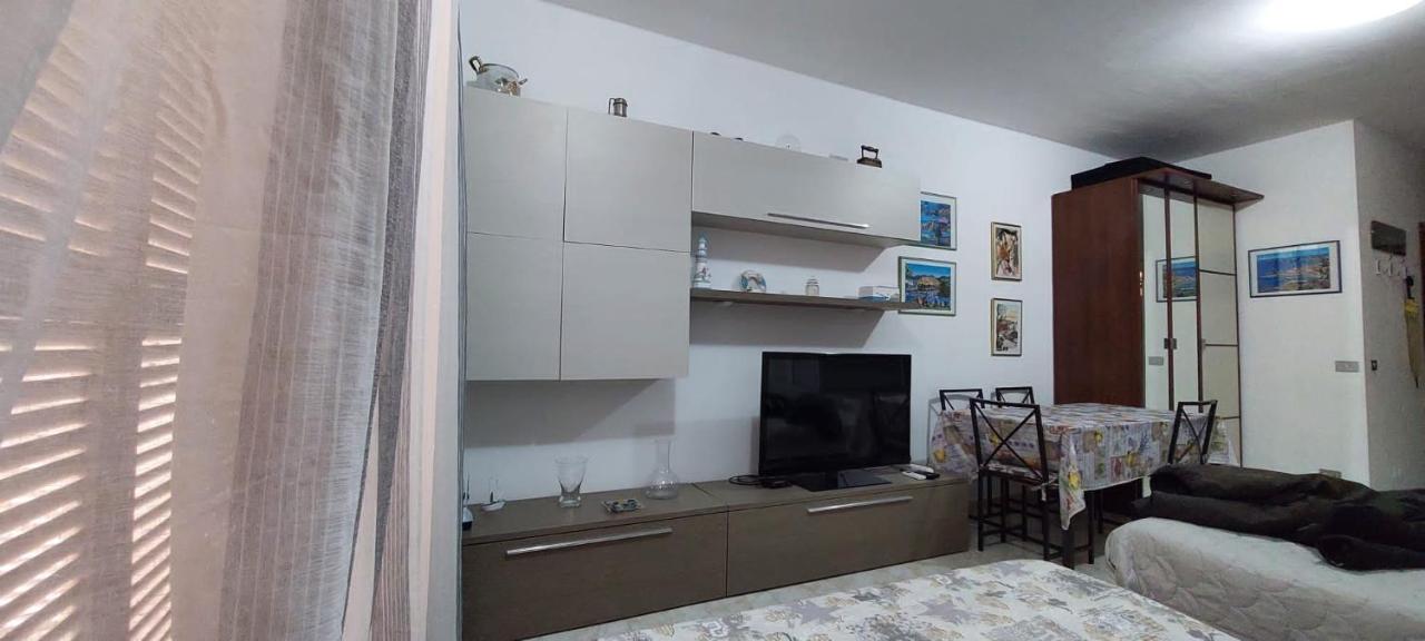 Ampio Monolocale Con Terrazzo - A 2 Passi Dal Mare Apartment Latte Exterior photo
